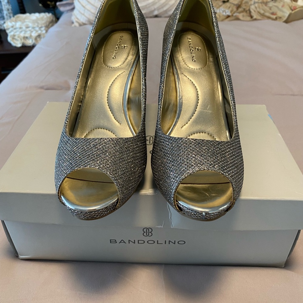 Bandolino Women's Glittering Gold Metallic Peep-Toe Heels Sz 7.5